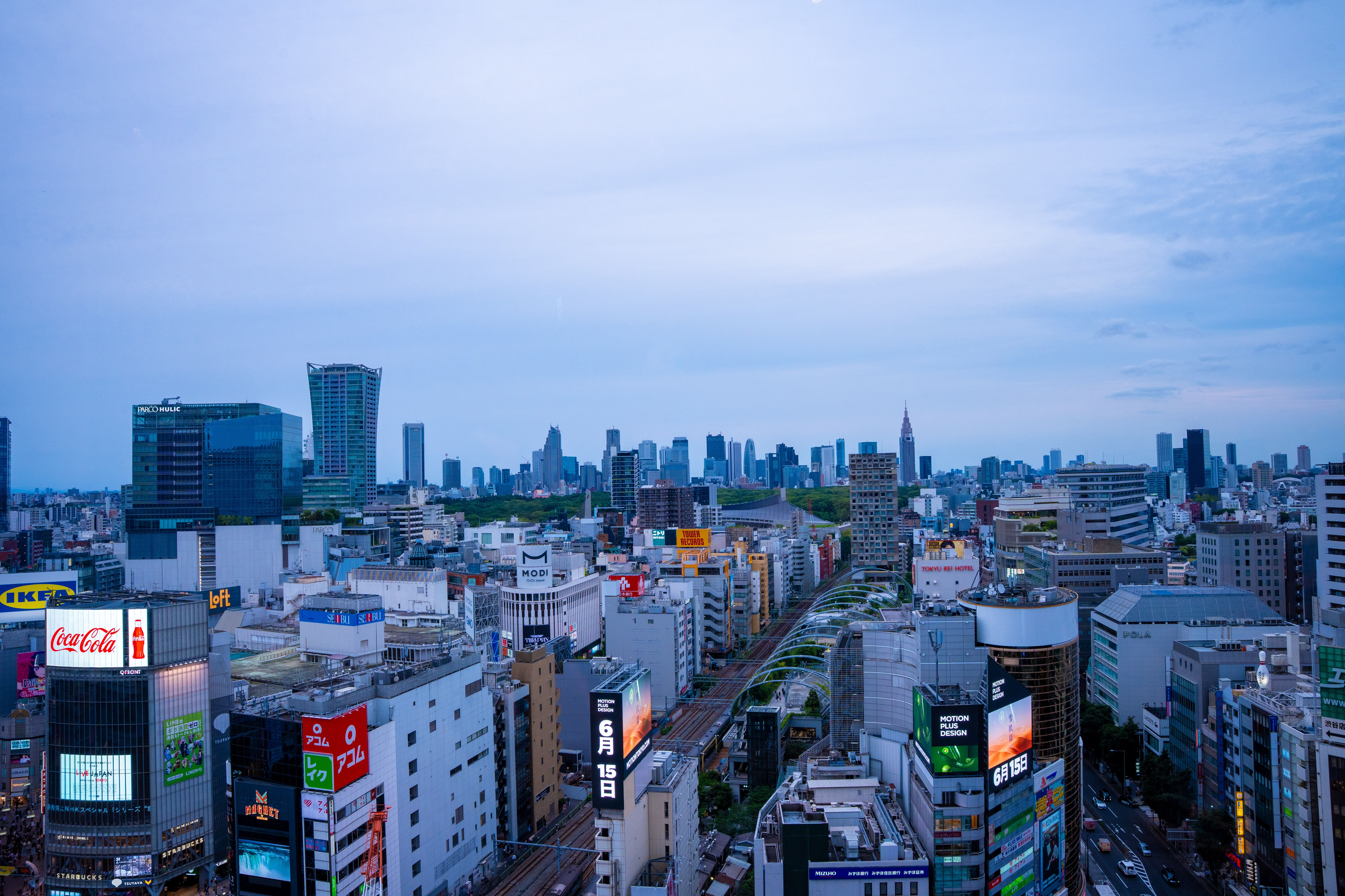 东京城市天际线与繁华街区全景。